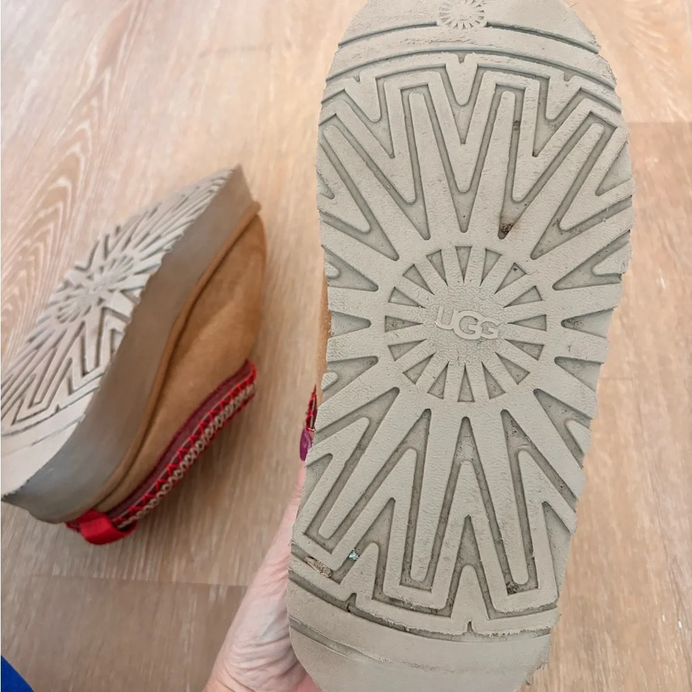 UGG Tasman: Chestnut with Red Trim - Picture 5 of 5